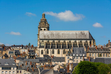 Fototapeta na wymiar Vue sur la cathédrale Saint Louis de Blois Loir et Cher . Centre Val de Loire. France