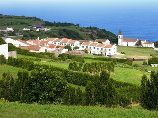 Nordestinho et église catholique Santo Antonio vue sur l'océan Atlantique sur l'île de Sao Miguel aux Açores. Portugal