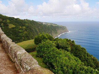 Plage basaltique sur l'océan Atlantique de Lombo Gordo sur l'île de Sao Miguel aux Açores....