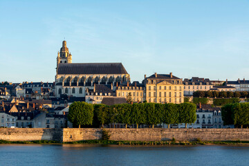   Vue sur la cathédrale Saint Louis de Blois surplombant la Loire . Loir et Cher . Centre Val de...