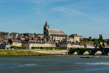   Vue sur la cathédrale Saint Louis de Blois surplombant la Loire . Loir et Cher . Centre Val de...