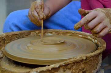Niño alfarero haciendo vasija de cerámica, manualidades de barro con las manos, artesanía