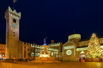 Piazza del Duomo a Trento con la fontana del Nettuno e Albero di Natale - 549048863