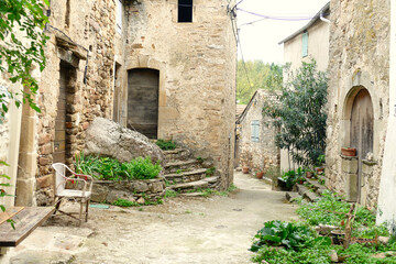 Fototapeta na wymiar romantic village scene in southern France