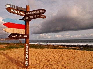 POSTE CON DISTACIAS A VARIAS CIUDADES DEL MUNDO EN PLAYA DE DAKAR, SENEGAL