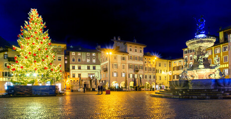 Fototapeta na wymiar Albero di Natale in piazza del Duomo a Trento