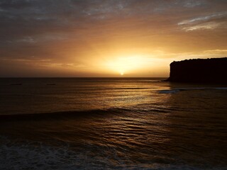 PUESTA DE SOL JUNTO ACANTILADO EN DAKAR, SENEGAL