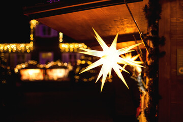 Weihnachtsmarkt 2022. Leuchtstern, Deko, Nahaufnahme.