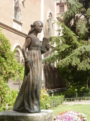 ESTATUA DE CATALINA DE ARAGÓN  JUNTO AL PALACIO ARZOBISPAL DE ALCALÁ DE HENARES.