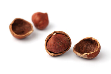割れた ヘーゼルナッツ 白背景