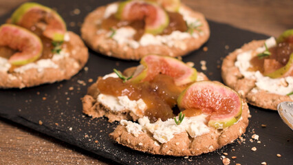 Multigrain crispread appetizer