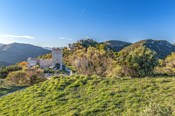 Fototapeta na wymiar Paysage de montagne sur les ruines de Châteauneuf Villevieille, lieu du patrimoine dans l'arrière pays de Nice