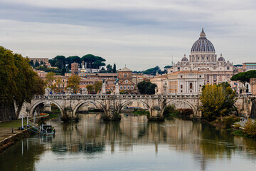 Fototapeta premium BRIDGE OVER THE RIVER TIBER AND THE DOME OF SAN PIETRO - ROME, ITALY