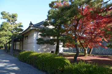秋の二条城　土蔵とと紅葉　京都市中京区