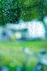 Schlechtes Wetter beim campen. Regentropfen an der Scheibe