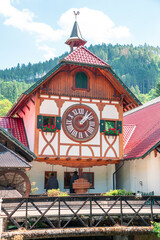 Weltgr&ouml;sste Kuckucksuhr in Deutschland. Altes, klassisches Chalet im Schwarzwald