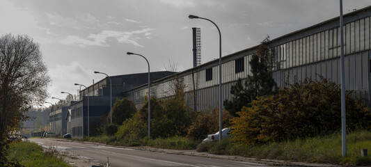teren dawnej huty . Przemysłowe hale wykorzystywane do działalności przemysłowej usytuowane...