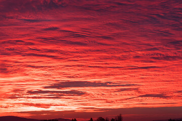 Fototapeta Ogniście czerwony zachód słońca na zachmurzonym niebie nad Górami Świętokrzyskimi . obraz