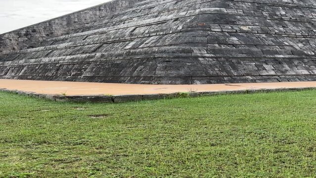 Chich&eacute;n Itz&aacute;, una de las ciudades mayas m&aacute;s grandes, una gran ciudad precolombina construida por el pueblo maya. El sitio arqueol&oacute;gico est&aacute; ubicado en el Estado de Yucat&aacute;n, M&eacute;xico.