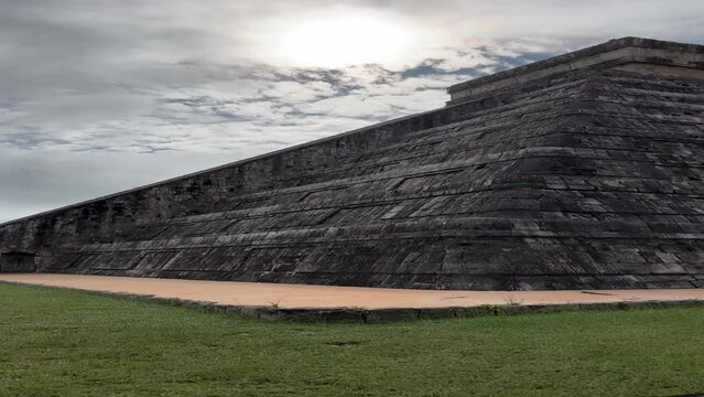 Chich&eacute;n Itz&aacute;, una de las ciudades mayas m&aacute;s grandes, una gran ciudad precolombina construida por el pueblo maya. El sitio arqueol&oacute;gico est&aacute; ubicado en el Estado de Yucat&aacute;n, M&eacute;xico.