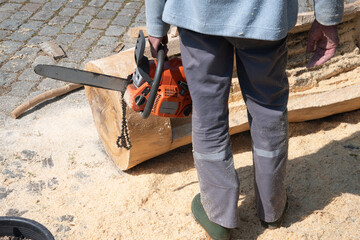 Chainsaw, the chain on the worker's chainsaw fell off while sawing a wooden log