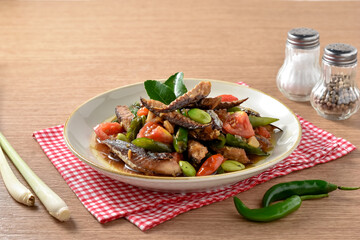 Tumis ikan pindang cue cabai hijau. Practical, fast, and appetizing home recipes. Made from deep-fried tuna and then stir-fried with green chilies, tomatoes, and petai. Served on plate, recipe menu