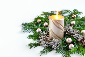 Bożonarodzeniowe tło ze świecą, gałązkami jodły, szyszkami, bombkami i ozdobami
