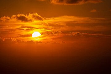 Obraz premium Dramatic colorful sunset sky with clouds over the sea