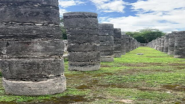 Chich&eacute;n Itz&aacute;, una de las ciudades mayas m&aacute;s grandes, una gran ciudad precolombina construida por el pueblo maya. El sitio arqueol&oacute;gico est&aacute; ubicado en el Estado de Yucat&aacute;n, M&eacute;xico.