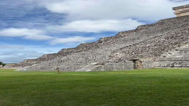Chich&eacute;n Itz&aacute;, una de las ciudades mayas m&aacute;s grandes, una gran ciudad precolombina construida por el pueblo maya. El sitio arqueol&oacute;gico est&aacute; ubicado en el Estado de Yucat&aacute;n, M&eacute;xico.