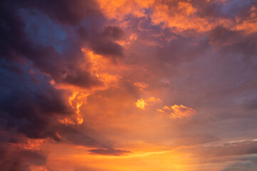 Naklejka na ściany i meble cielo con nubes dramático y colorido en puesta de sol lluviosa