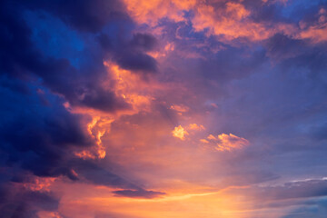 cielo con nubes dramático y colorido en puesta de sol lluviosa