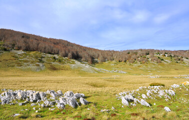 panorama di montagna con linee composte da blocchi di pietra e roccia in una giornata serena