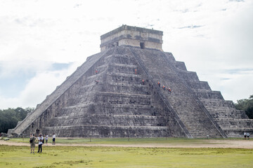 El Castillo (Templo de Kukulkán) al amancer Chichén Itzá, México maya