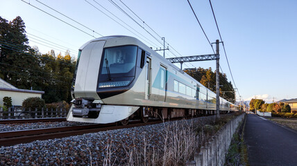 Fototapeta premium 郊外を走る電車