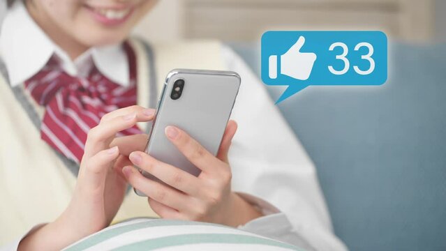 スマートフォンを操作をする女子高校生　グッドボタンイメージ