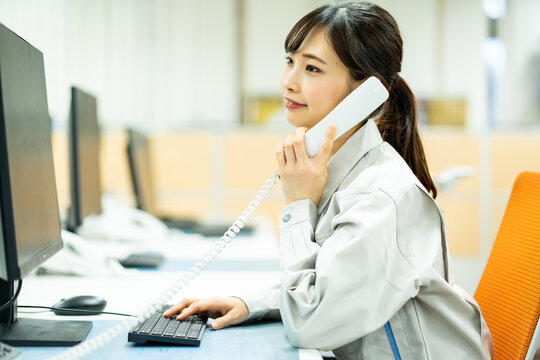 電話をかける若い日本人女性