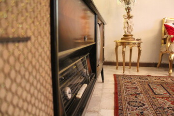 Consola antigua con televisión