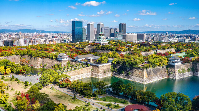 秋晴れの大阪城と大阪ビジネスパーク