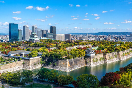 秋晴れの大阪城と大阪ビジネスパーク