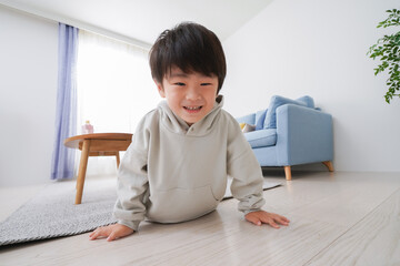 部屋で遊ぶ小さな男の子