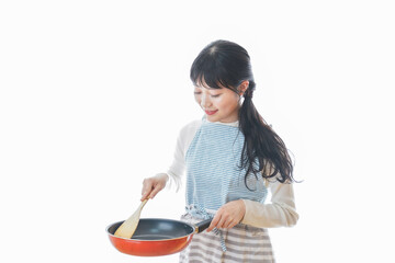 自宅で料理をする新婚の女性