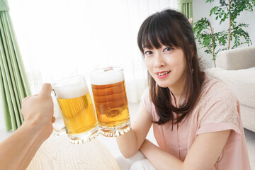 ビールを飲む若い女性 © maroke