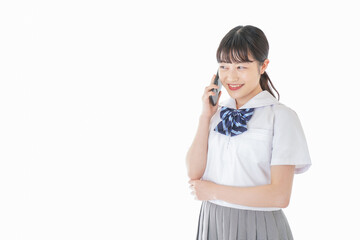 スマートフォンを使う若い女子学生