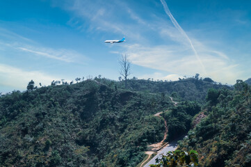 Obraz premium A plane flying over beautiful mountains, trees, hills. natural beauty