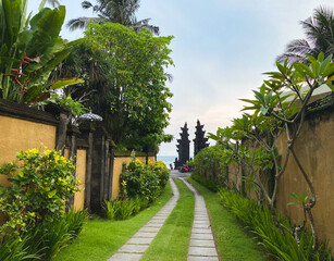 Obraz premium alley between villas to the ocean