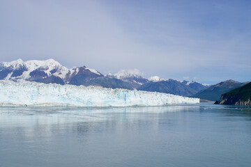 Obraz premium alaska mountains and glacier at water's edge blue skies