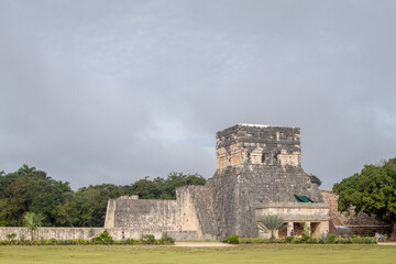 Fototapeta na wymiar Pirámide maya de Kukulcán El Castillo en Chichén Itzá, México en merida yucatan