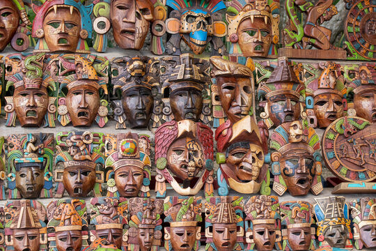 atesanias esculturas mexicanas en Pir&aacute;mide maya de Kukulc&aacute;n El Castillo en Chich&eacute;n Itz&aacute;, M&eacute;xico