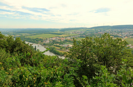Blick auf die Mosel und Perl von einer Anhöhe oberhalb von Schengen, Luxemburg, am Rande des Premium-Wanderwegs Traumschleife "Schengen grenzenlos".